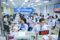 Giao dịch tại Eximbank. (Ảnh: CTV/Vietnam+)