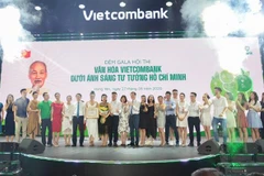 Ông Nghiêm Xuân Thành, Chủ tịch HĐQT Vietcombank (thứ 8 từ trái qua) và ông Bùi Trường Giang-Phó Trưởng Ban Tuyên giáo Trung ương (thứ 13 từ trái qua) trao giải cho đội đạt giải nhất. (Ảnh: CTV)