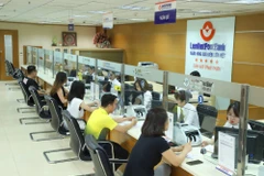 Giao dịch tại LienVietPostBank. (Ảnh: Vietnam+)