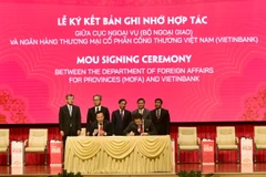 Lãnh đạo hai bên tham gia ký kết. (Ảnh: Vietnam+)