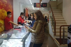 Giao dịch tại Công ty vàng Doji. (Ảnh: Vietnam+)