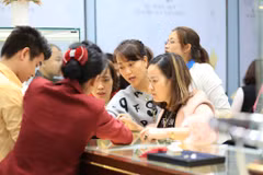 Giao dịch vàng tại doanh nghiệp. (Ảnh: PV/Vietnam+)