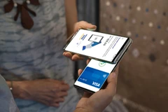 Người tiêu dùng đã sẵn sàng cho các phương thức thanh toán kỹ thuật số trên điện thoại. (Ảnh: CTV/Vietnam+)