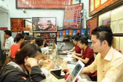 Giao dịch vàng tại Bảo Tín Minh Châu. (Ảnh: PV/Vietnam+)