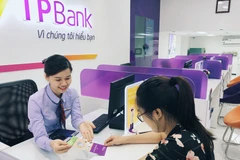 Giao dịch tại TPBank. (Ảnh: CTV/Vietnam+)