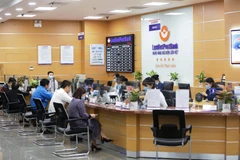 Giao dịch tại LienVietPostBank. (Ảnh: Vietnam+)