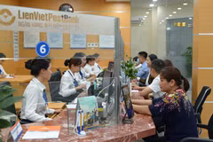 Giao dịch tại ngân hàng. (Ảnh: CTV/Vietnam+)