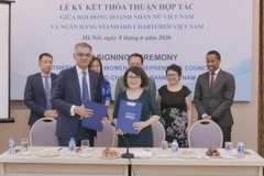 Lãnh đạo hai bên tham gia ký kết. (Ảnh: CTV/Vietnam+)