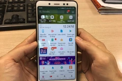 Nhiều người đã có thói quen mua sắm và thanh toán trên các thiết bị di động. (Ảnh: CTV)