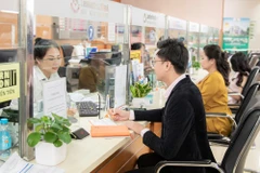 Giao dịch tại LienVietPostBank. (Ảnh: CTV/Vietnam+)