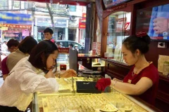 Giao dịch vàng tại doanh nghiệp. (Ảnh: CTV/Vietnam+)