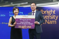 Lãnh đạo TPBank trao học bổng cho đại diện trường đại học Fulbright Việt Nam. (Ảnh: Vietnam+)