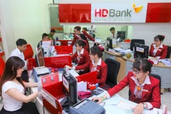 Giao dịch tại HDBank. (Ảnh: CTV/Vietnam+)