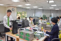 Công tác chuẩn bị và sẵn sàng tiếp quỹ cho các máy ATM tại Vietcombank dịp Tết Nguyên đán Canh Tý 2020. (Ảnh: CTV/Vietnam+)