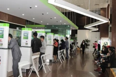 Giao dịch tại Vietcombank. (Ảnh: CTV/Vietnam+)