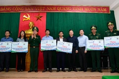 Chủ tịch VietinBank Lê Đức Thọ và Thiếu tướng Phùng Quốc Tuấn - Phó Chính ủy Bộ đội biên phòng tặng quà cán bộ, chiến sĩ biên phòng tỉnh Quảng Bình. (Ảnh: Vietnam+)