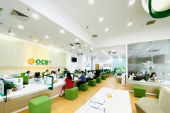 Giao dịch tại OCB. (Ảnh: Vietnam+)