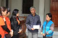 Đại diện đoàn từ thiện SHB trực tiếp thăm hỏi, chia sẻ và trao tặng ủng hộ gia đình đã mất 3 người con trong cơn bão, lũ tại huyện Thanh Chương, tỉnh Nghệ An. (Ảnh: CTV/Vietnam+)