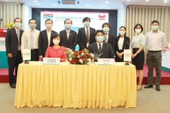 Lãnh đạo hai bên tham gia ký kết. (Ảnh: CTV/Vietnam+)