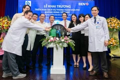 Lãnh đạo hai bên tại lễ khai trương thanh toán viện phí không dùng tiền mặt. (Ảnh: CTV/Vietnam+)