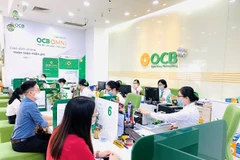Giao dịch tại OCB. (Ảnh: Vietnam+)