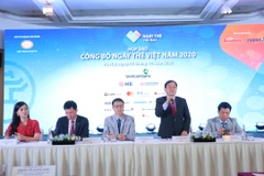 Các đại biểu trả lời tại họp báo. (Ảnh: CTV/Vietnam+)