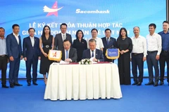 Lãnh đạo hai bên tham gia ký kết. (Ảnh: CTV/Vietnam+)