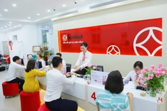 Giao dịch tại SeABank. (Ảnh: CTV/Vietnam+)