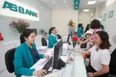 Giao dịch tại ABBANK. (Ảnh: CTV/Vietnam+)