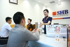 Giao dịch tại SHB. (Ảnh: CTV/Vietnam+)