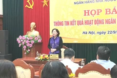 Phó Thống đốc Ngân hàng Nhà nước Nguyễn Thị Hồng trả lời báo chí tại buổi họp báo. (Ảnh: Vietnam+)