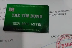 Thẻ tín dụng giả mạo sử dụng mập mờ tên Ngân hàng Đại chúng Bank, dễ gây nhầm lẫn với Ngân hàng TMCP Đại Chúng Việt Nam. (Ảnh: CTV/Vietnam+)