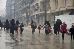 Người dân Syria sơ tán khỏi các khu vực do quân nổi dậy kiểm soát để đến các khu vực đã được quân Chính phủ giải phóng ở Aleppo ngày 13/12. (Nguồn: AFP/TTXVN) 