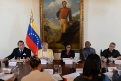 Ngoại trưởng Venezuela Delcy Rodriguez (giữa, phía xa) và các thành viên Ủy ban tìm kiếm sự thật và pháp lý trong một cuộc họp tại Caracas ngày 2/12. (Nguồn: AFP/TTXVN) 