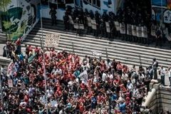 Người biểu tình phản đối chính sách thắt lưng buộc bụng trước tòa nhà chính quyền thành phố Rio de Janeiro ngày 16/11. (Nguồn: AFP/TTXVN)