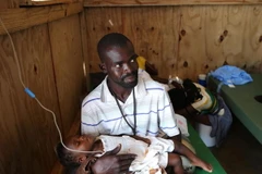 Nạn nhân mắc bệnh tả điều trị tại bệnh viện Saint Antoine ở Jeremi, Haiti, ngày 10/10. (Nguồn: EPA/TTXVN) 