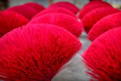 Quê hương được nhuộm màu, phơi dưới nắng tạo nên cảnh sắc đẹp mắt cho làng quê bình yên Cao Thôn.