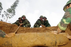 Đơn vị thi công rà phá bom, mìn vật nổ xử lý quả bom. (Ảnh: Thế Lập/TTXVN) 