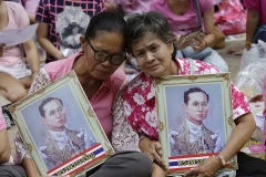 Nhiều người dân ngồi hàng giờ dưới cái nóng để chờ được nhìn thấy đoàn xe tang của nhà vua đi qua. (Nguồn: Dailymail)