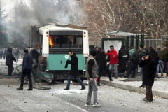 Chiếc xe buýt bốc cháy sau vụ đánh bom. (Nguồn: AP/TTXVN)