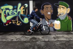 Bức tranh graffiti vẽ Tổng thống Mỹ Barack Obama (trái) và lãnh tụ Cuba Fidel Castro bên ngoài một nhà hàng ở Mexico City. (Nguồn: RT)