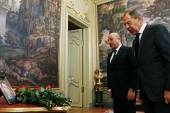 Ngoại trưởng Nga Sergei Lavrov (phải) và Ngoại trưởng Thổ Nhĩ Kỳ Mevlut Cavusoglu tưởng niệm Đại sứ Andrei Karlov tại Moskva ngày 20/12. (Nguồn: AFP/TTXVN)