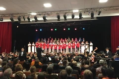 Hợp ca Quê hương tại Pháp và dàn nhạc Nhạc viện thành phố Rouen (thủ phủ vùng Normandie của Pháp). (Ảnh: Việt Sơn/Vietnam+)