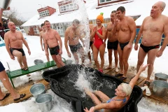 "Rùng mình" với thử thách dội nước đá trong giá lạnh -5 độ C