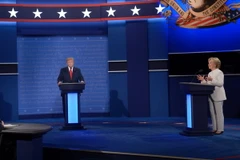 Hai ứng cử viên bước vào cuộc tranh luận trực tiếp cuối cùng. (Nguồn: AFP/TTXVN)
