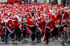 Các ông già Noel "mất tiền" thi chạy để gây quỹ từ thiện