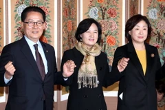 Lãnh đạo đảng Dân chủ đối lập Choo Mi-ae (giữa) tại Seoul ngày 9/11. (Nguồn: EPA/TTXVN)