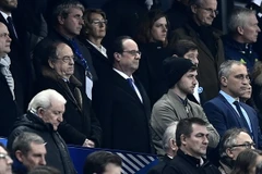 Tổng thống Pháp François Hollande (giữa) đã kêu gọi người dân ghi nhớ những thời khắc đau thương và có các hành động giúp đỡ, động viên gia đình các nạn nhân. (Nguồn: AFP/TTXVN)