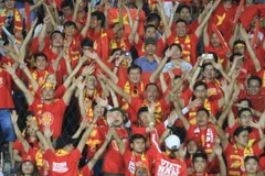 Các cổ động viên Việt Nam trên khán đài cổ vũ cho Đội tuyển Việt Nam trong trận đấu với đội bóng Myanmar. (Nguồn: TTXVN)