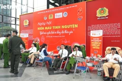 Chiến sĩ Công an nhân dân tham gia hiến máu tại chương trình “Giọt máu nghĩa tình vì đồng đội thân yêu”.